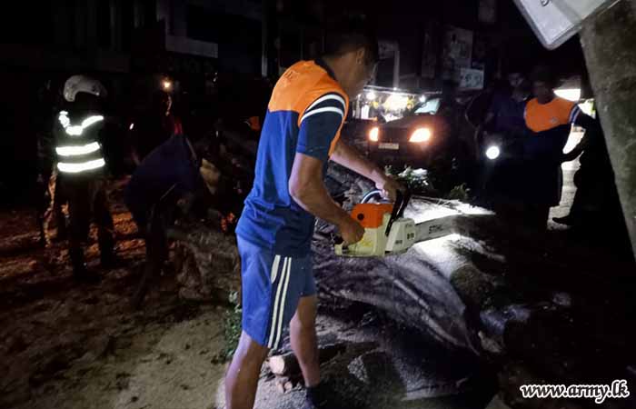 මාර්ගය හරස් කරමින් වැටී තිබූ ගසක් ඉවත් කිරීමට යුද්ධ හමුදාවේ සහයෝගය