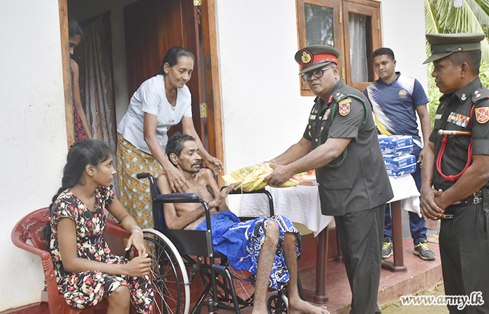 යුද්ධ හමුදාවේ සම්බන්ධීකරණය මත අවශ්‍යතා සහිත පවුලක් වෙත අත්‍යවශ්‍ය සනීපාරක්‍ෂක ද්‍රව්‍ය පරිත්‍යාගයක්