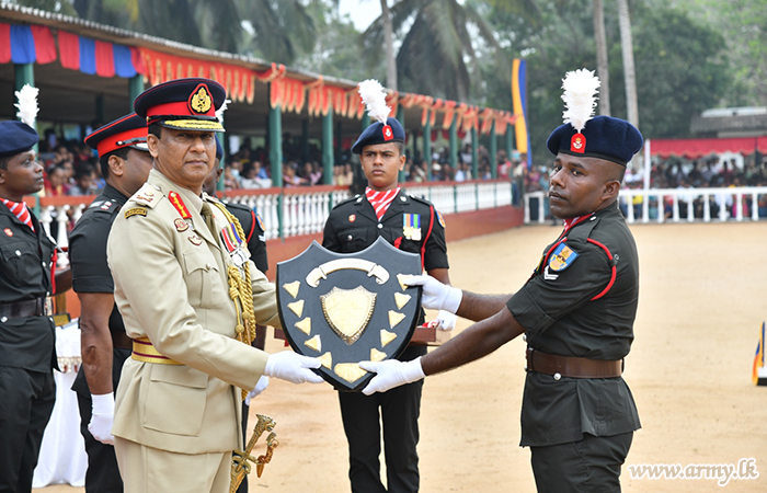 இலேசாயுத காலாட் படையணியின் பயிற்சி பாடசாலையில் ஆட்சேர்ப்பு பயிற்சிநெறி -  இல 107  நிறைவு 