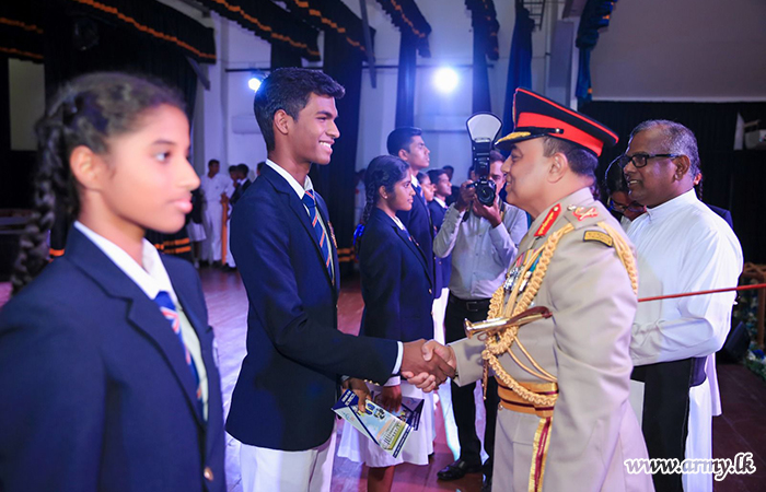 සීදූව ශාන්ත තෝමස් කතෝලික ජාත්‍යන්තර විද්‍යාලයේ ශිෂ්‍ය නායක නායිකාවන් පත්කිරීමේ උත්සවය මේජර් ජෙනරල් ලංකා අමරපාලගේ ප්‍රධානත්වයෙන්