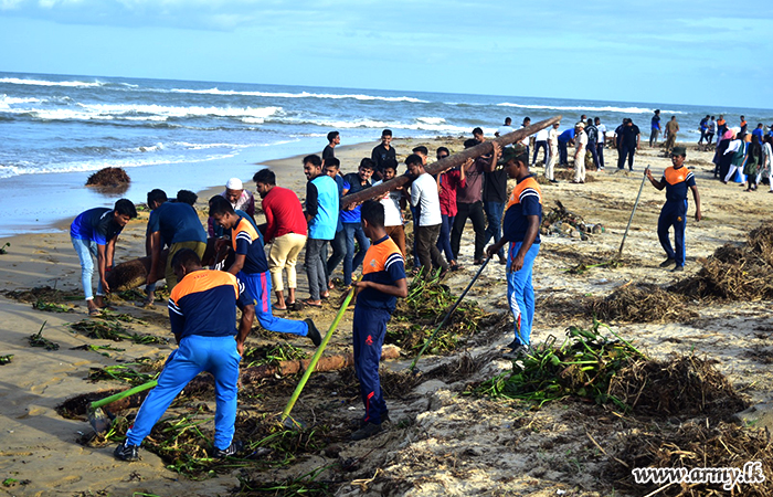 ඔලුවිල් වෙරළ තීරය පිරිසිදු කිරීමේ වැඩසටහනට යුද්ධ හමුදා භටපිරිස්හි දායකත්වය