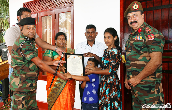 552 වන බලසේනාවේ මූලිකත්වයෙන් ඉදිකරනු ලැබූ නව නිවස නිදහස් දිනයට සමගාමීව නිවාසලාභීන් වෙත පවරා දෙයි