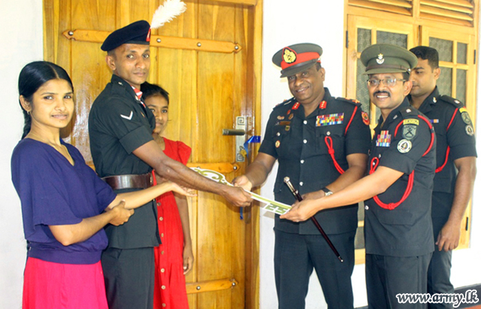 ශ්‍රී ලංකා පාබල හමුදාවේ නිවාස ඉදිකිරිමේ ව්‍යාපෘතිය යටතේ සෙබලුන් දෙදෙනෙකුට නව නිවාස