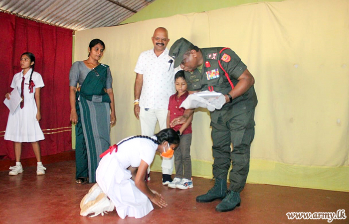 12 වන පාබල සේනාංකයේ භටපිරිස් සම්බන්ධීකරණයෙන් පාසල් සිසු සිසුවියන් සඳහා පාසල් උපකරණ බෙදාදීමේ වැඩසටහනක්