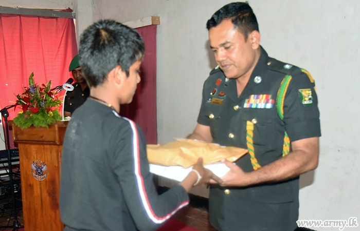 ගජබා රෙජිමේන්තුවේ භටපිරිස් සම්බන්ධීකරණයෙන් පාසල් උපකරණ බෙදාදීමේ සමාජ සත්කාරක වැඩසටහනක්
