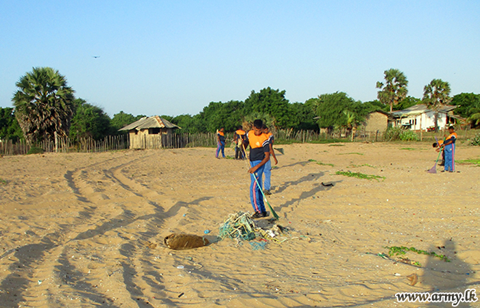 6 SLNG Troops Clean Mullivaikkal Coastal Belt