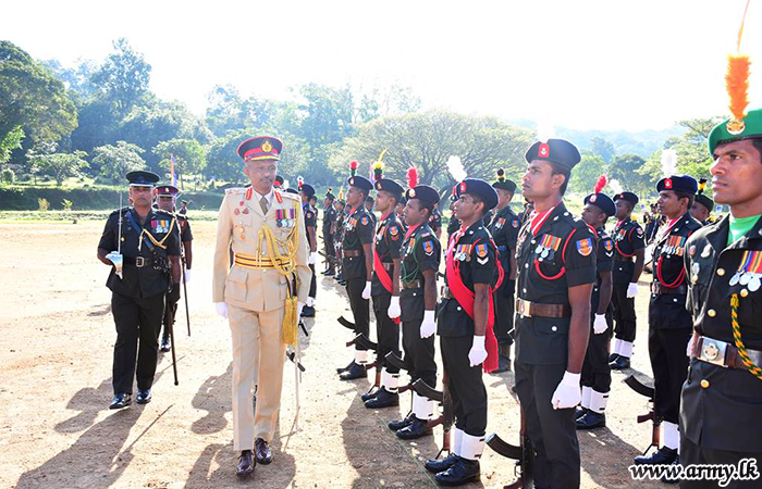 මාදුරුඔය යුද්ධ හමුදා පුහුණු පාසලේ නික්මයන සේනාවිධායක වෙත යුද්ධ හමුදා ගෞරවාචාර