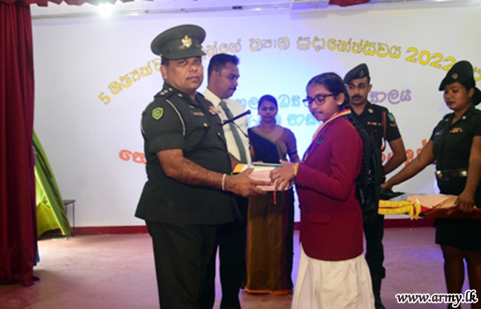 221 වන පාබල බලසේනාවේ භටපිරිස්වල සම්බන්ධීකරණයෙන් පාසල් උපකරණ ලබාදීමේ සමාජ සත්කාරක වැඩසටහනක්