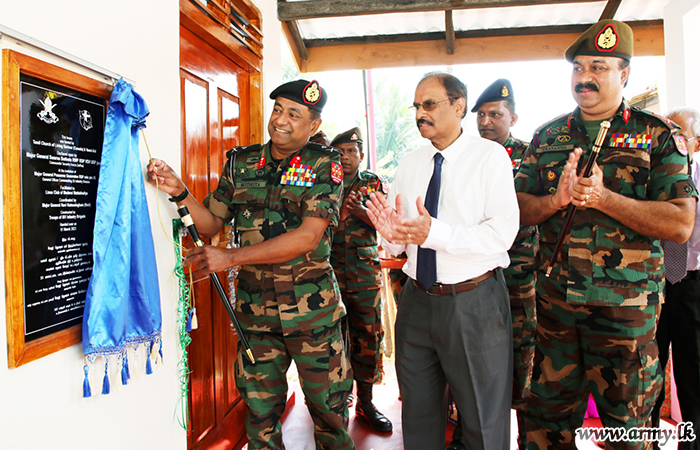 යාපනයේ අඩු ආදායම්ලාභී පවුලකට යුද්ධ හමුදාවෙන් නව නිවසක් 