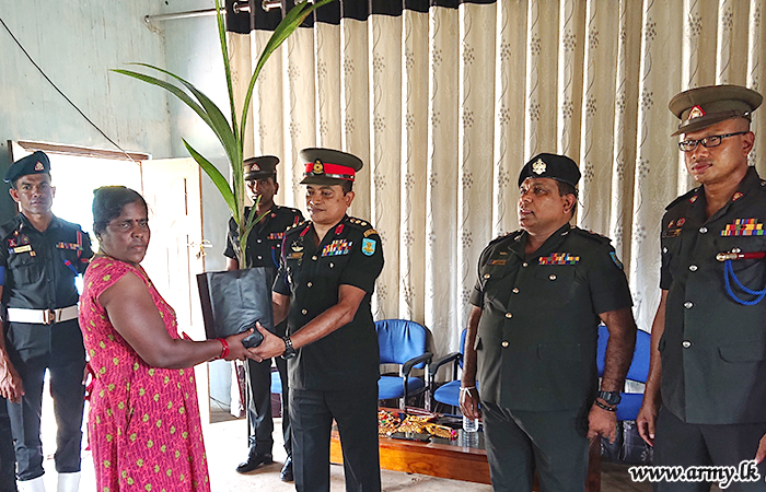 යුද්ධ හමුදා භටපිරිස් විසින් කුඹුරුපිඩ්ඩි ප්‍රදේශයේ පවුල් සඳහා  පොල් පැළ  බෙදාදෙයි