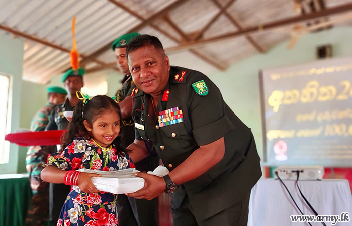 යුද්ධ හමුදාව සම්බන්ධීකරණයෙන් වැලිඔය ප්‍රදේශයේ පාසල් සිසු සිසුවියන්ට අභ්‍යාස පොත්