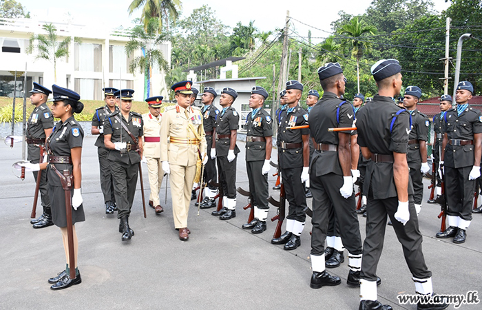 විශ්‍රාම දිවියට එළඹෙන ශ්‍රී ලංකා සංඥා බලකායේ බලකාධිපති වෙත එම රෙජිමේන්තුවේ ගෞරවාචාරය