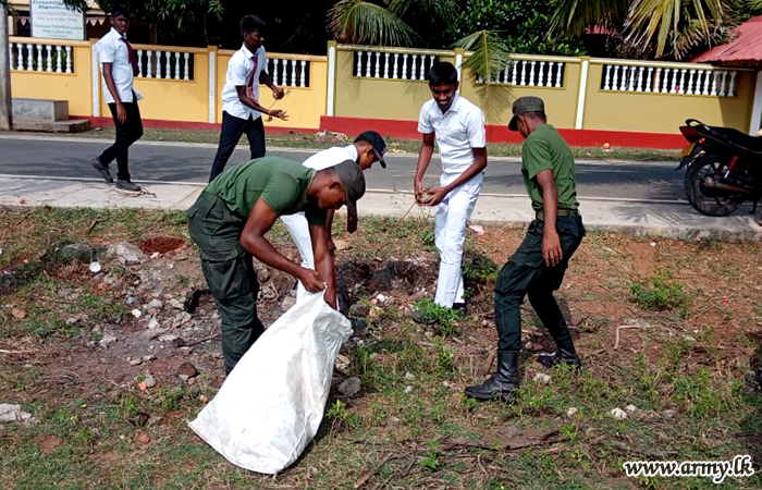 Troops Clean up Mannar School Compounds
