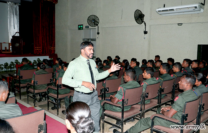 Jaffna Troops Listen to Lecture on 'Successful Life'