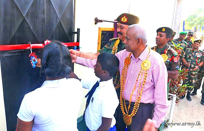 553 Infantry Brigade in Vadamarachchi Provides Purified Drinking Water to Students & Villagers