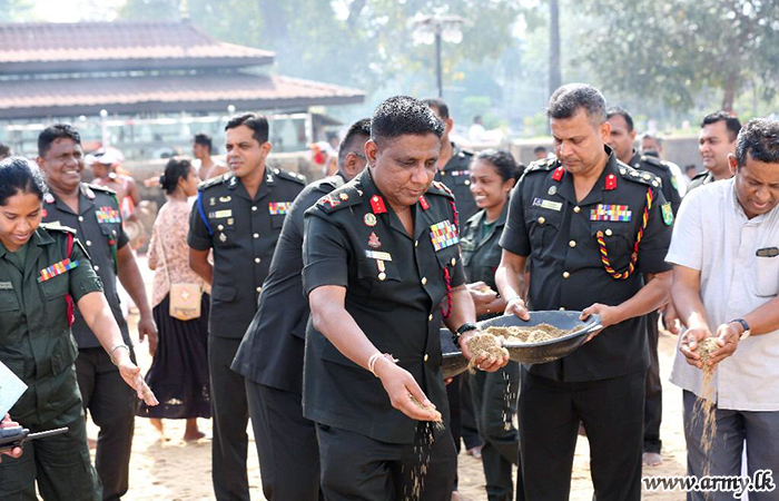Wanni Troops Help Lay Sand around Ruwanweli Maha Seya