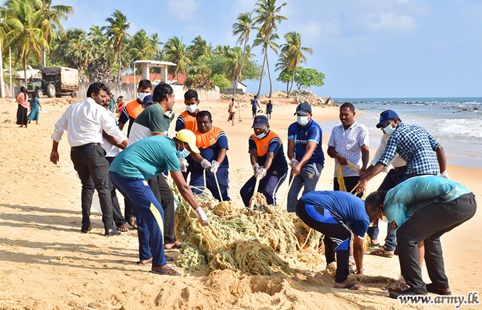 Mammoth Beach Cleaning in Point Pedro Joined by More than 500 Civilians