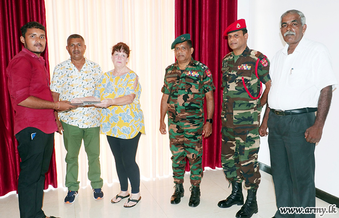 Jaffna Troops Get Two Laptops for Needy University Entrants