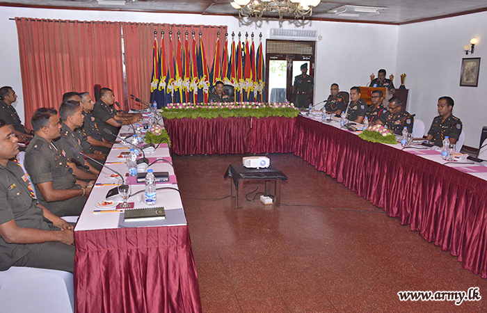 භඨකාර්ය සම්පාදක අණසක මූලස්ථානයේ ආඥාපතිතුමන් විදුලි හා යාන්ත්‍රික ඉංජිනේරු බලකා රෙජිමේන්තු මධ්‍යස්ථානයේ සංචාරයක