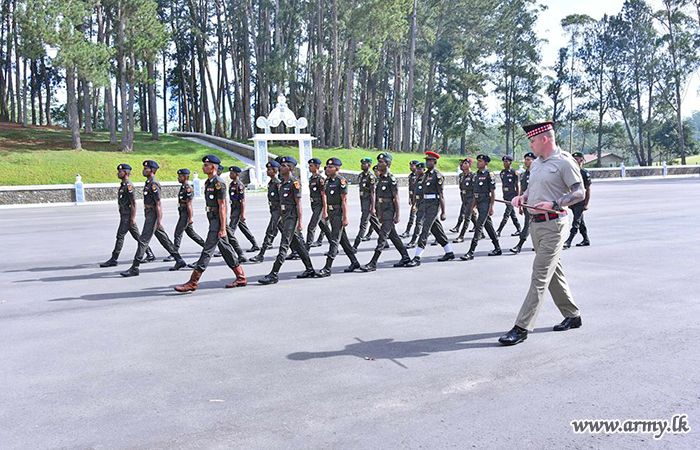 முப்படையின் அணிநடை  பயிற்றுவிப்பாளர்கள் இங்கிலாந்து நிபுணர்களுடன் அறிவைப் புதுப்பிப்பு