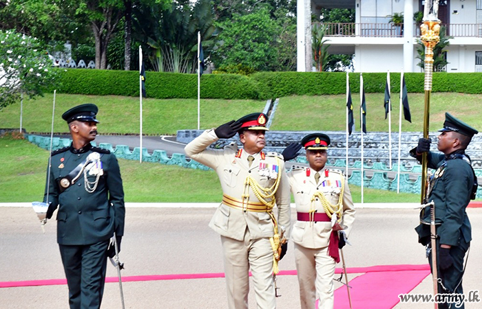 යුද්ධ හමුදාවෙන් නුදුරේදි විශ්‍රාම ගැනීමට නියමිත ශ්‍රී ලංකා සිංහ රෙජිමේන්තුවේ ජ්‍යෙෂ්ඨ නිලධාරීට එම රෙජිමේන්තුවේ ගෞරවාචාරය