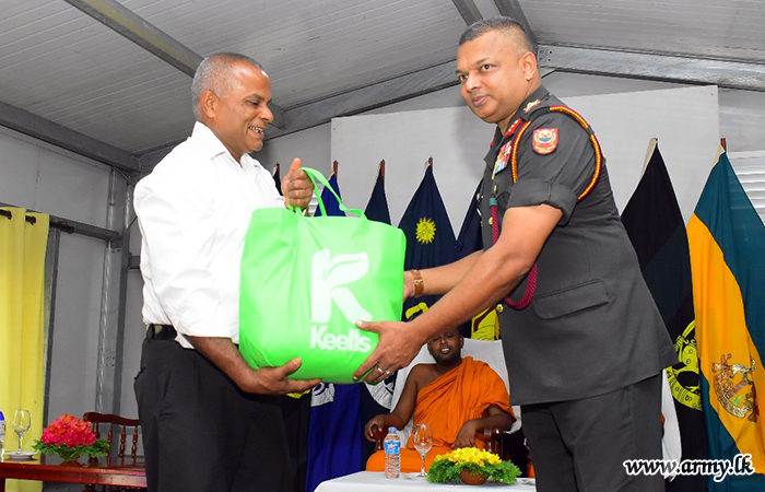 11 Infantry Division Gives Dry Ration Packs to its Civil Employees