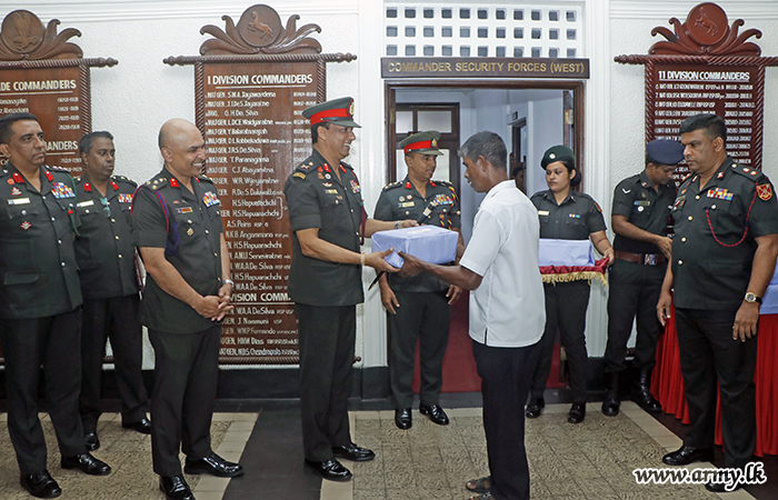 ආරක්‍ෂක සේනා මූලස්ථානය - බටහිර, සේවයේ නියුතු සිවිල් සේවක මහතුන් වෙත ත්‍යාග පිරිනමයි