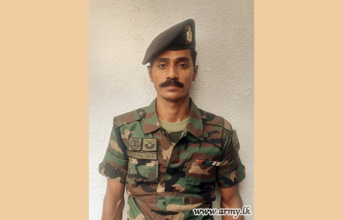 යුද්ධ හමුදා සෙබළෙකු බූස්සේදී රන් මාලයක් කොල්ලකෑ සොරෙකු අල්ලයි