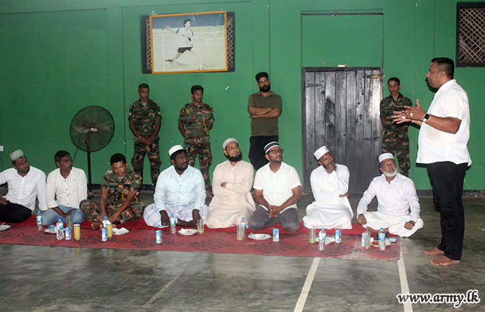 2 GR Troops in Trincomalee Join 'Ifthar' Ritual Inviting Muslims