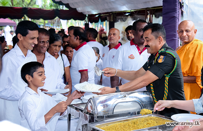 Commander at Kelaniya Raja Maha Viharaya after Offerings Opens the Mammoth 'Dansela'