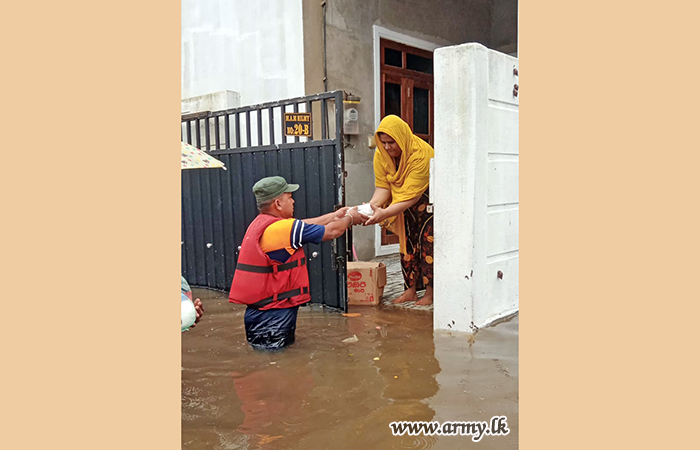 Flood-affected Families in Negombo Get Army-cooked Meal Packets