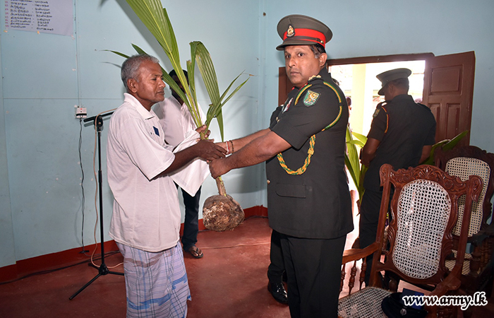 652 Infantry Brigade Troops Distribute 1000 Coconut Saplings among Civilians