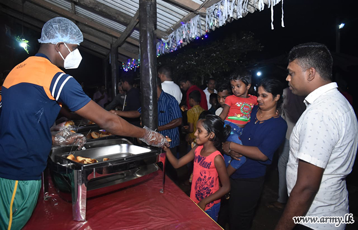 64 Division’s ‘Dansela’ Gives Free Buns to Vesak Sight-seers