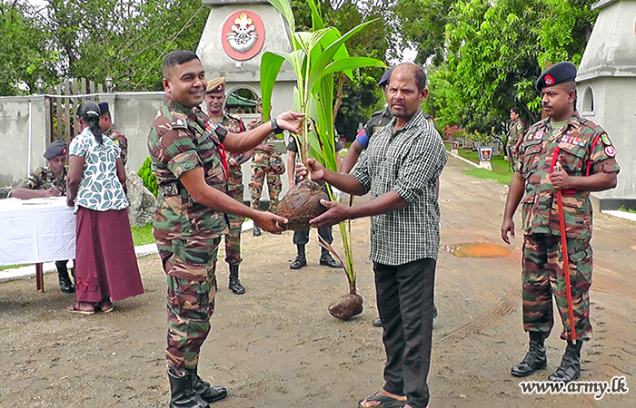 17 (V) SLLI Troops Distribute Coconut Saplings among Alankulam Villagers