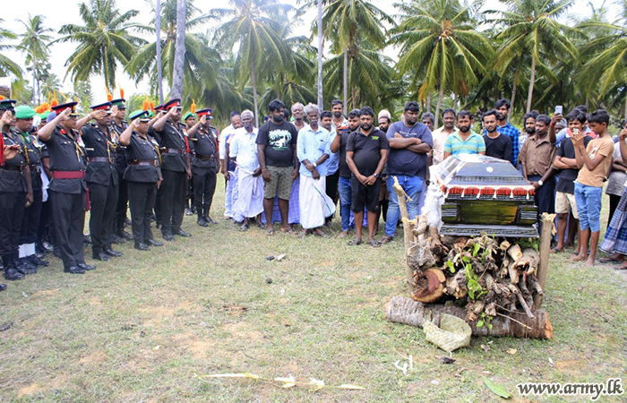 යුද්ධ හමුදා ගෞරවාචාරය මධ්‍යයේ විශ්‍රාමික රණවිරුවාගේ අවසන් කටයුතු සිදුකරයි