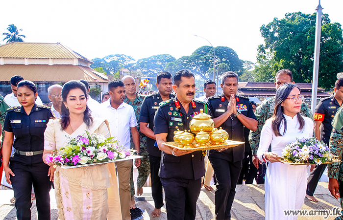 යුද්ධ හමුදාධිපතිතුමන් රුවන්වැලි මහා සෑය චෛත්‍ය රාජයාණන් වහන්සේ වැඳපුදාගනී