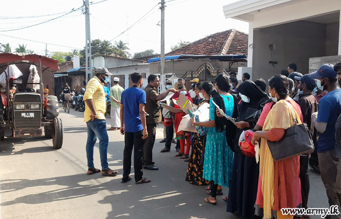 231 வது காலாட் பிரிகேடின் 4 கெமுனு ஹேவா மற்றும் 11 வது இலங்கை சிங்க படையணி படையினரால் டெங்கு தடுப்பு திட்டம்