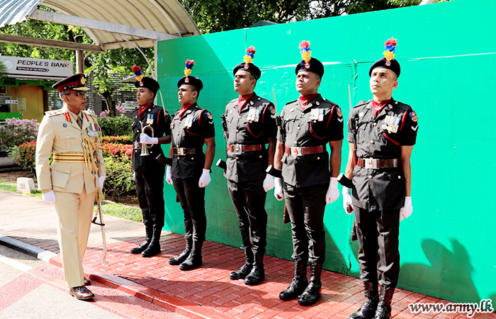 යුද්ධ හමුදා සෞඛ්‍ය සේවා අධ්‍යක්‍ෂ ජෙනරාල් කොළඹ යුද්ධ හමුදා රෝහලේ නිරීක්‍ෂණ චාරිකාවක