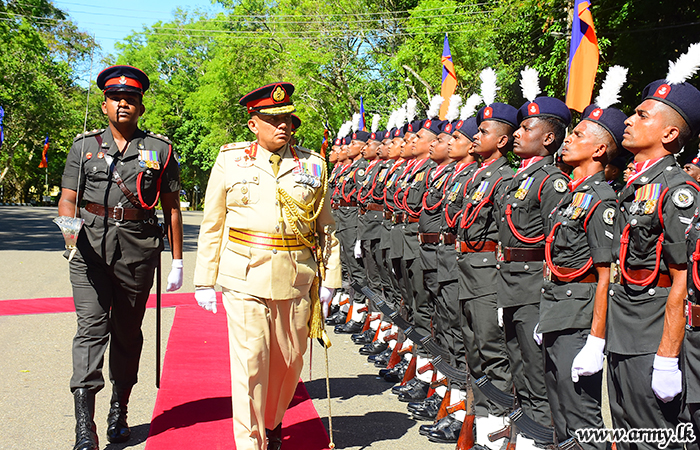 උසස්වීම් ලද යුද්ධ හමුදා යුද විද්‍යාලයේ සේනාවිධායක වෙත එම විද්‍යාලයේ ගෞරවාචාරය