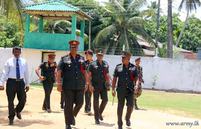 යුද්ධ හමුදා මාණ්ඩලික ප්‍රධානි බූස්ස ප්‍රදේශයේ ස්ථාපිත ශ්‍රී ලංකා පාබල හමුදා මූලස්ථාන බලඇණියේ සංචාරයක