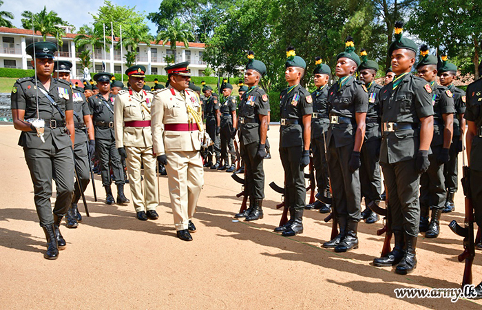 විශ්‍රාම දිවියට එළඹෙන ශ්‍රී ලංකා සිංහ රෙජිමේන්තුවේ ජ්‍යෙෂ්ඨ නිලධාරී වෙත සිය රෙජිමේන්තුවේ ගෞරවාචාරය