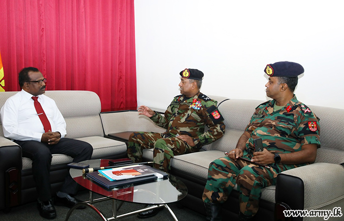 Jaffna Commander Makes Courtesy Visits