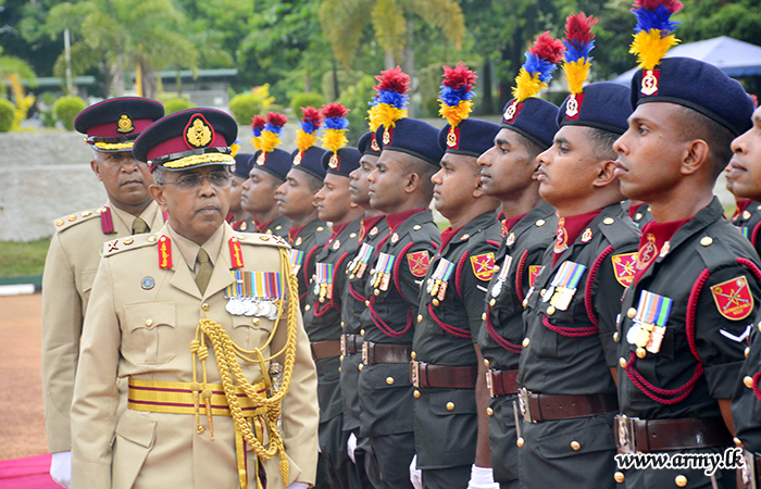 උසස්වීම් ලද ශ්‍රී ලංකා වෛද්‍ය බලකායේ බලකාධිපතිතුමන් වෙත එම රෙජිමේන්තුවේ ගෞරවාචාරය