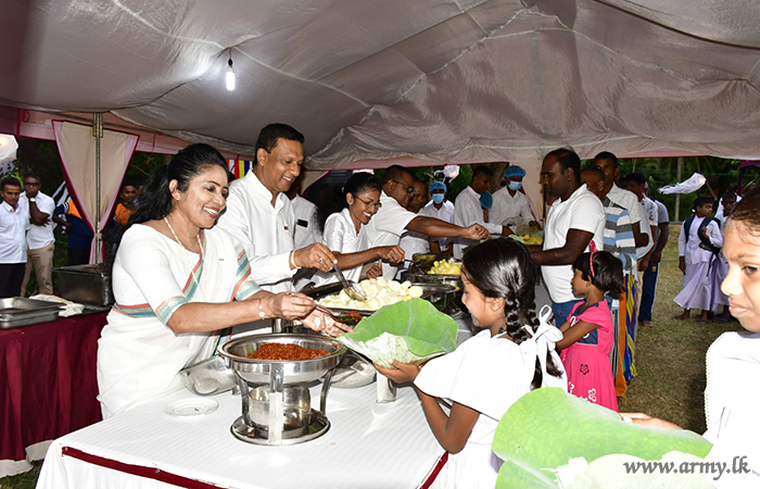 MIR Troops Treat Civilians to Free Manioc Treat