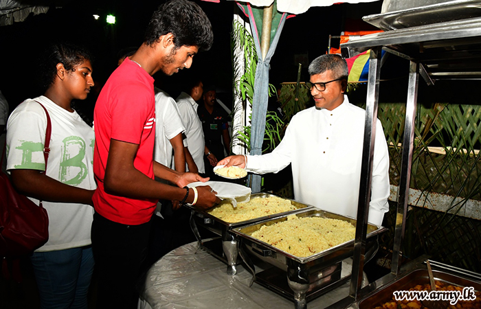 SLSR  Troops on ‘Poson’ Day Serve Rice & Curry to Ambepussa Civilians
