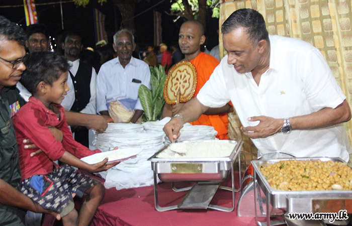 16 SLSR Troops Provide Free Food to Civilians on ‘Poson’ Day