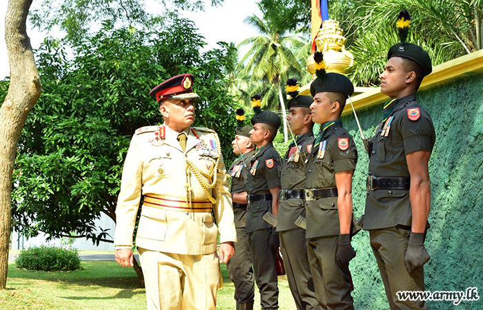 නික්ම යන බුත්තල යුද්ධ හමුදා යුද විද්‍යාලයේ සේනාවිධායකතුමන්ට එම විද්‍යාලයේ ගෞරවාචාරය