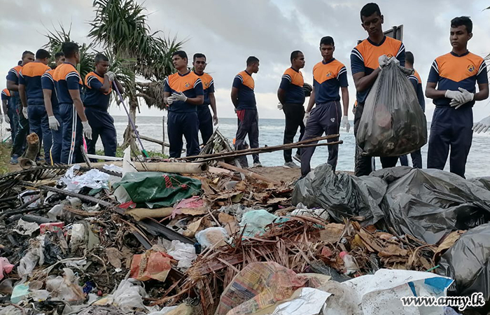 SLCMP Troops Clean Wellawatte Coastal Area on World’s Environment Day