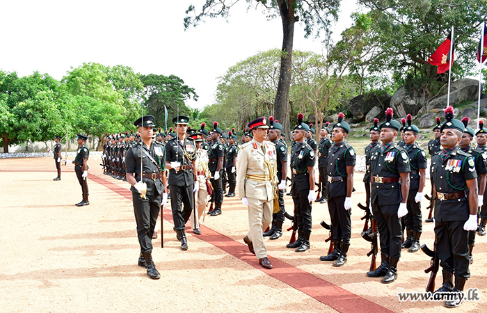 ධූරයෙන් නික්ම යන යාන්ත්‍රික පාබල රෙජිමේන්තුවේ බලකාධිපති වෙත එම මූලස්ථානයේ ගෞරවාචාරය