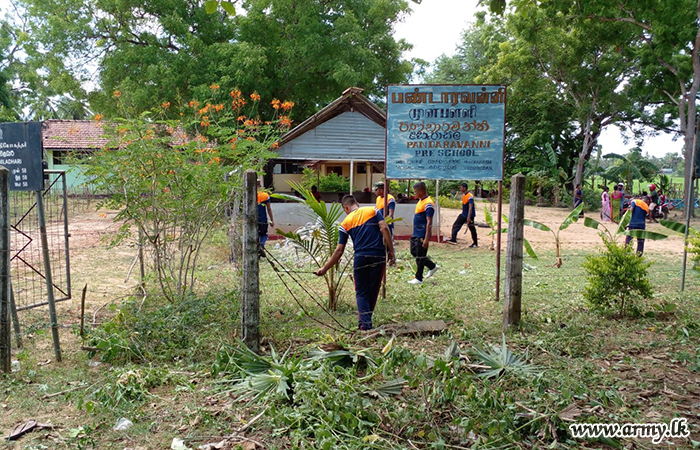 14 Sri Lanka Sinha Regiment Troops in Dengue Prevention Campaign